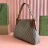 GG Emblem medium shoulder bag - Image 3
