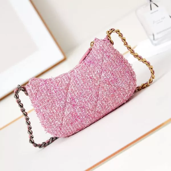 CHANEL 19 chain bag - Image 4