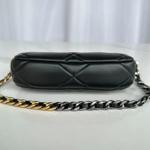 CHANEL 19 chain bag - Image 6