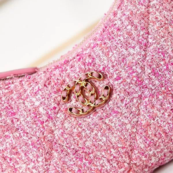CHANEL 19 chain bag - Image 7